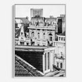 Obraz w ramie 80x120 - Miasto w Retro Odsłonie - fotografia czarno biała, ujęcie na dachy wielkiego miasta - rama biała