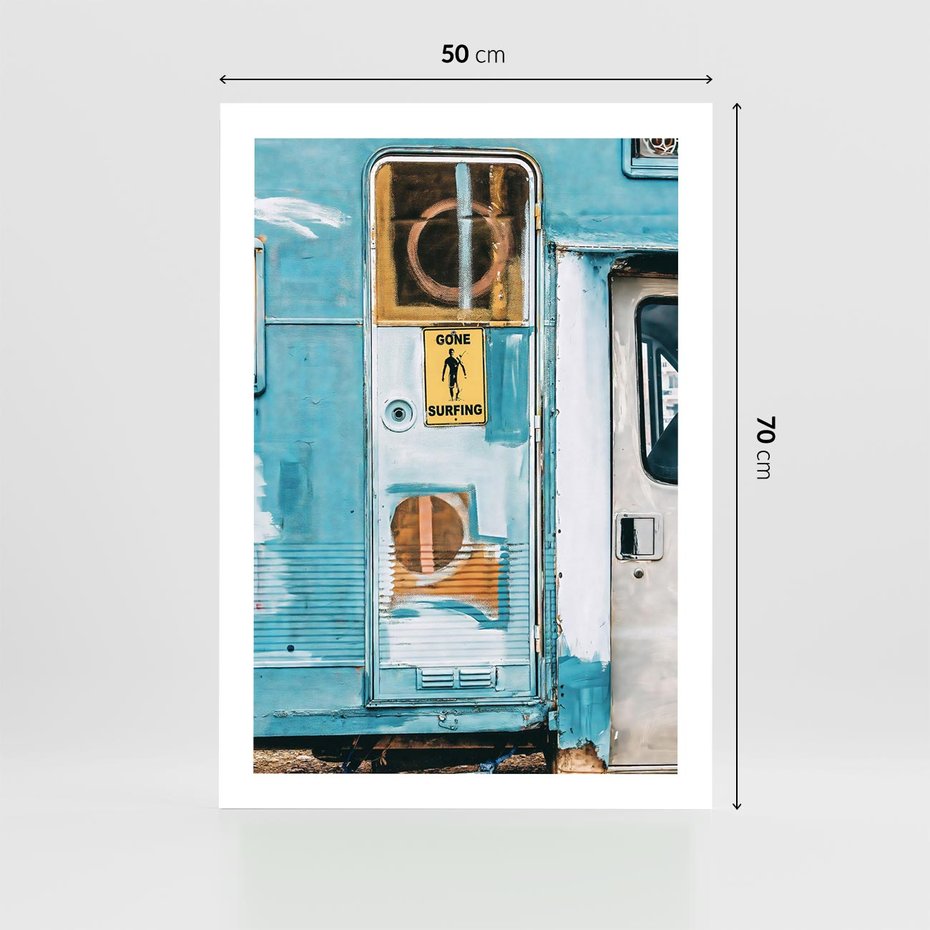 Plakat bez ramy 50x70 - Nostalgiczna Podróż - stara przyczepa kempingowa, niebieskie kolory