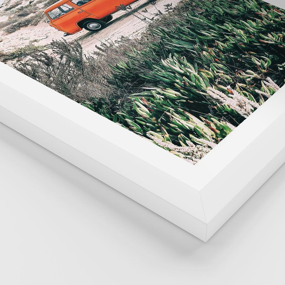 Plakat w ramie 30x40 - Podróże po Pustyni - stary samochód van, pomarańczowy - rama biała