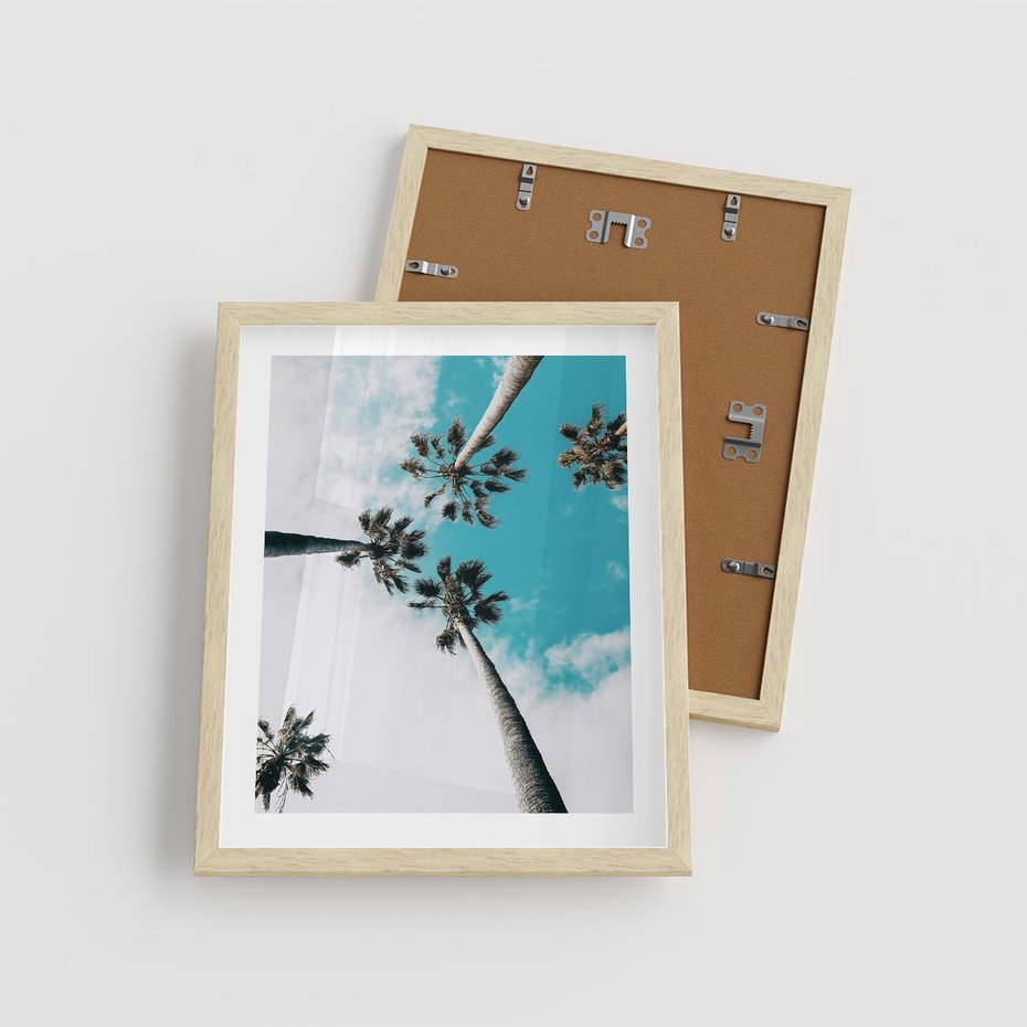 Plakat w ramie 40x50 - Palmy w Gorącym Niebie - palmy, ujęcie z dołu - rama drewno