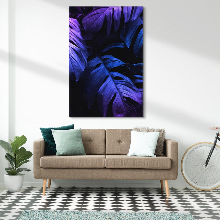 Obraz na płótnie 80x120 - Mroczna Magia Dżungli - mroczna grafika, fioletowe liście monstery na czarnym tle