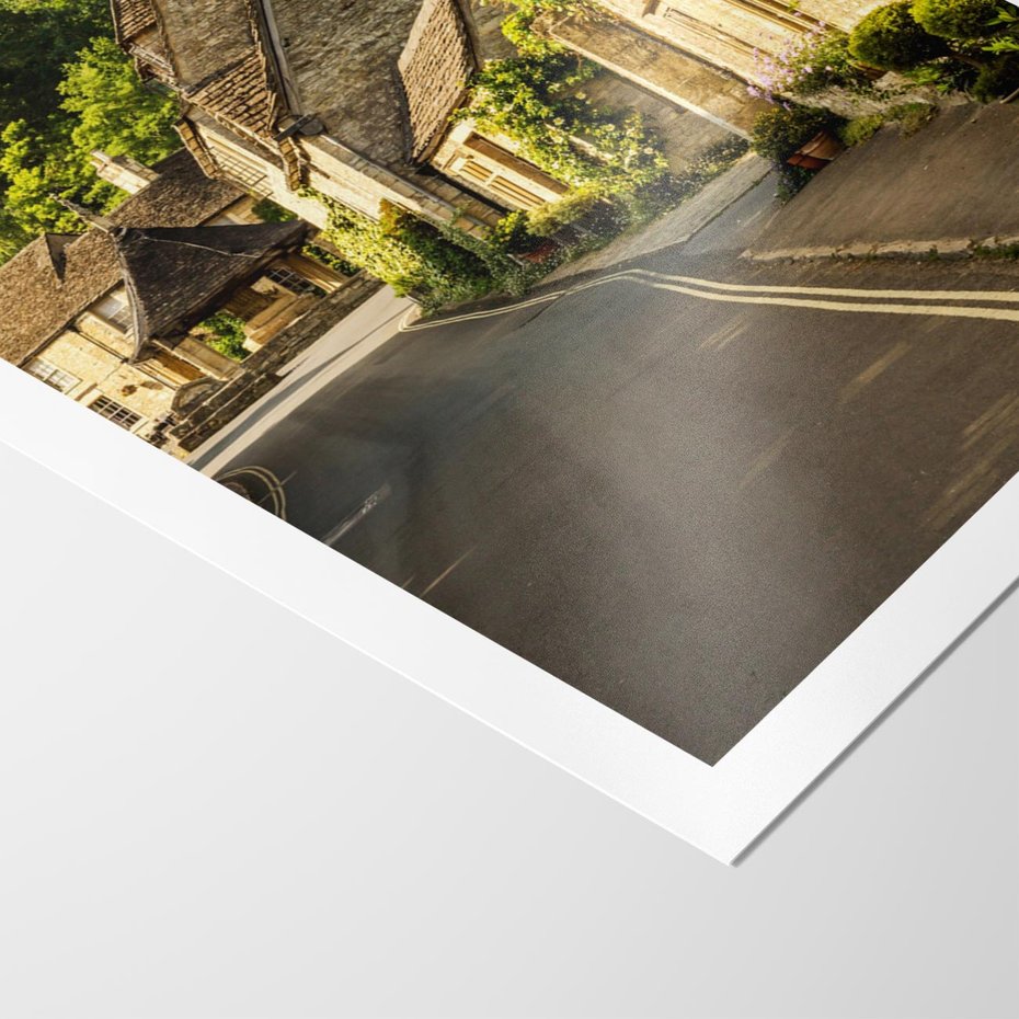 Plakat bez ramy 21x30 - Magiczna podróż w głąb miasta - uliczka, perspektywa