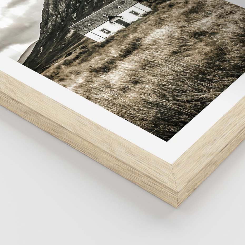 Plakat w ramie 40x50 - Biały Domek w Sepii: Wiejski Urok - domek w górach, kolory sepii - rama drewno