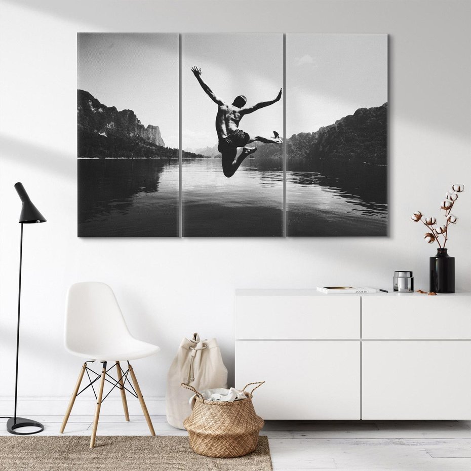 Obraz na płótnie 120x80 - Beztroska Chwila - czarno biała fotografia, mężczyzna wesoło wskakuje do keziora w górach