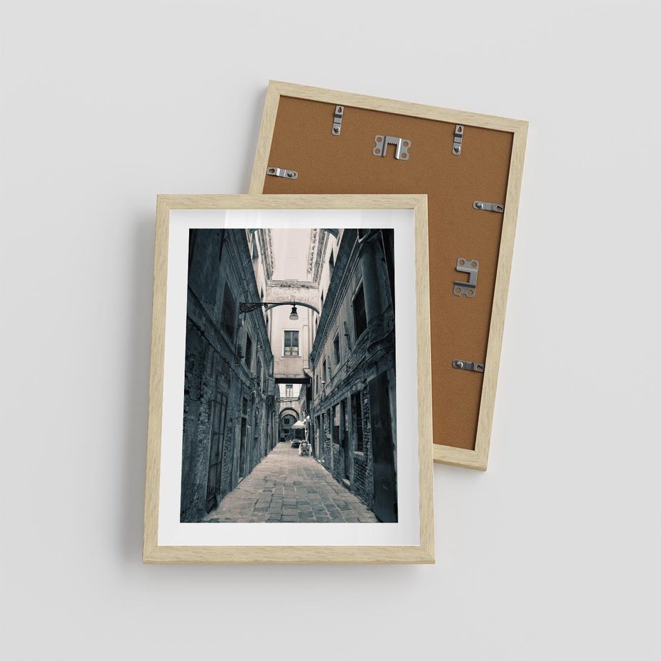 Plakat w ramie 30x40 - Odkryj tajemnice miasta - uliczka, perspektywa - rama drewno