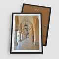 Plakat w ramie 50x70 - Uliczka w perspektywie czasu - uliczka, perspektywa - rama czarna
