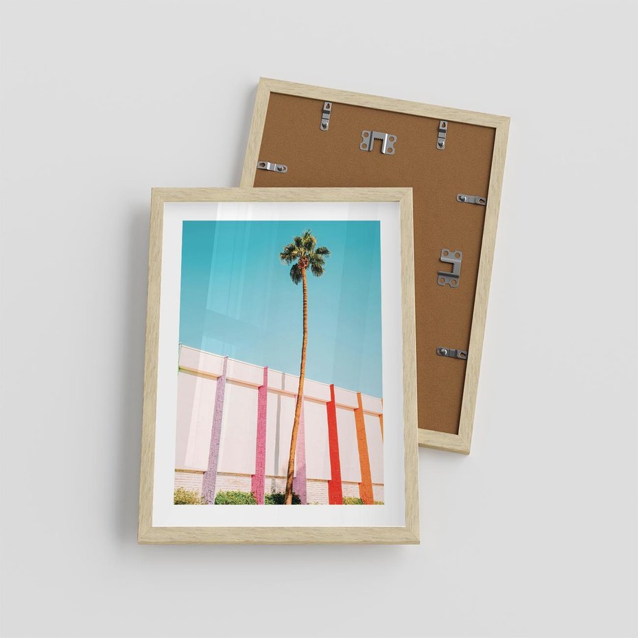 Plakat w ramie 30x40 - Tropikalny Kontrast - palma na tle błękitnego nieba, kolorowy mur - rama drewno