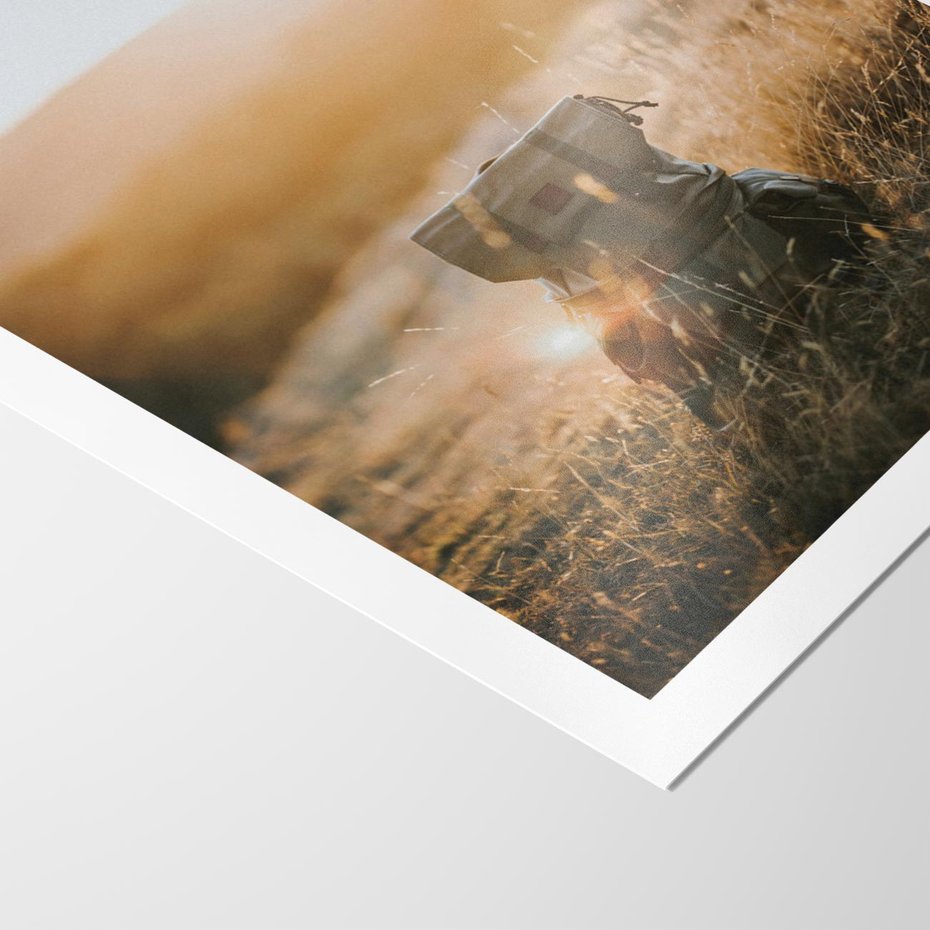 Plakat bez ramy 30x40 - Podróżniczy bukiet na łące - plecak, podróż