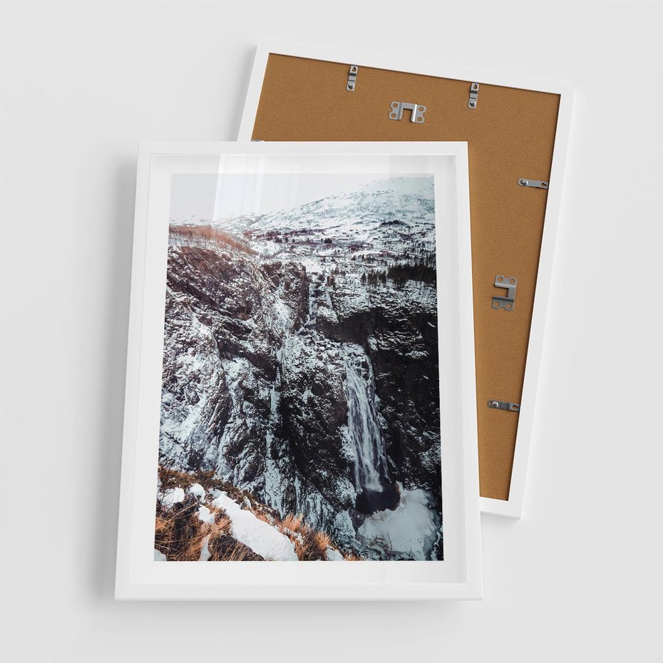 Plakat w ramie 50x70 - Góry w Białym Uroku: Zimowa Sceneria - górski krajobraz, zima - rama biała