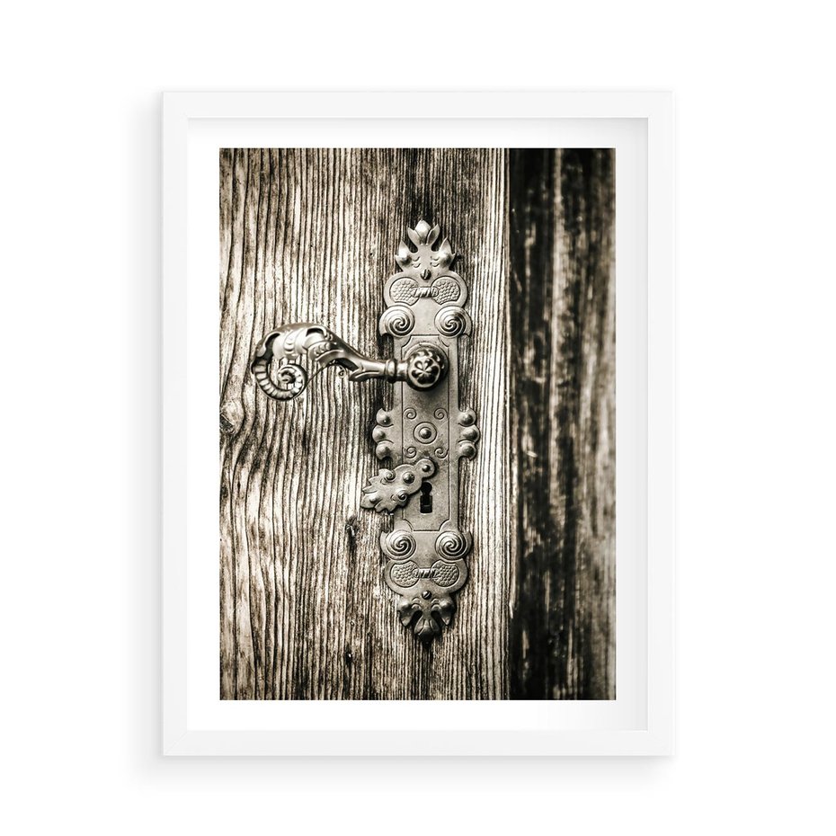 Plakat w ramie 50x70 - Stare Drzwi z Ozdobną Klamką - stare drzwi, klamka - rama biała
