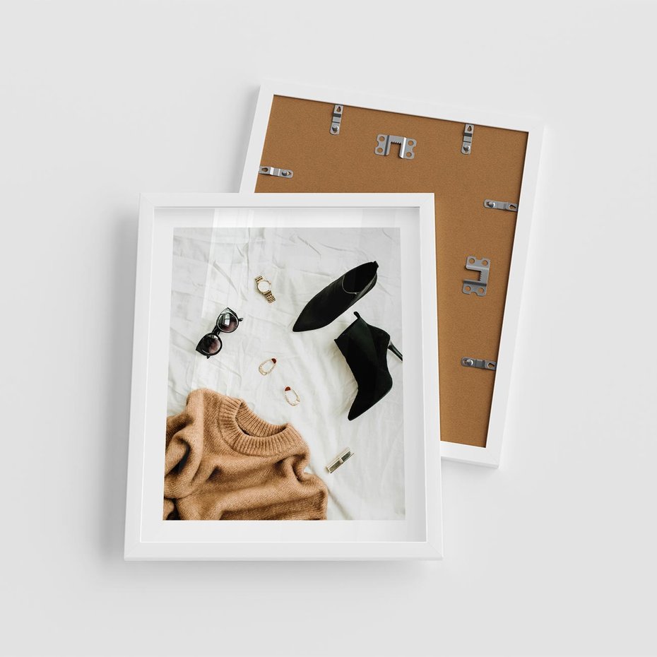 Plakat w ramie 40x50 - Styl i Klasyka - modowa fotografia, sweter - rama biała