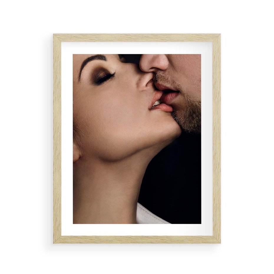 Plakat w ramie 40x50 - Miłosne Uczucia - kobieta, pocałunek - rama drewno