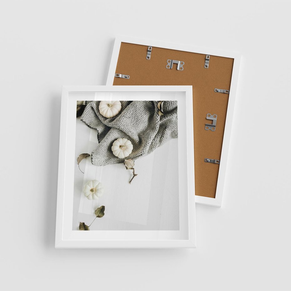 Plakat w ramie 40x50 - Białe Dynie i Przytulny Koc - kompozycja jesienna, białe dynie - rama biała