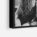 Obraz w ramie 70x100 - Księga mglistych marzeń - czarno biała fotografia, para zakochanych w łodzi - rama czarna