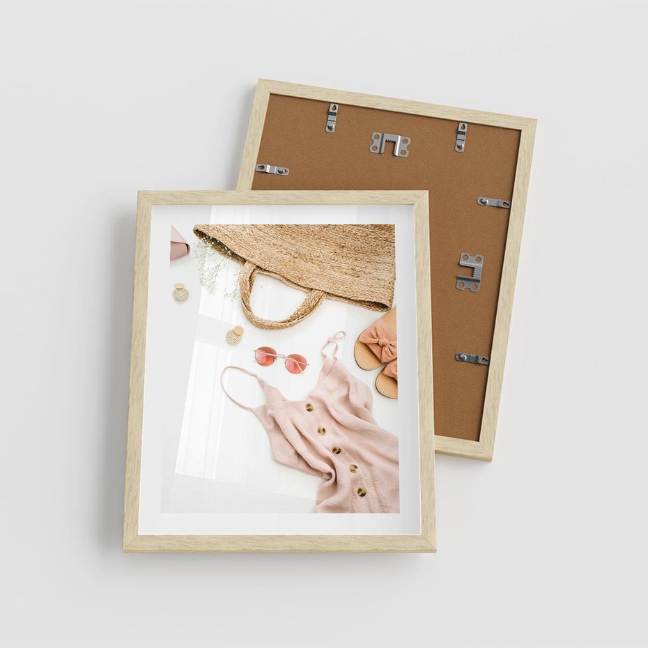 Plakat w ramie 40x50 - Moda na Plażę - kompozycja fashion, sukienka - rama drewno