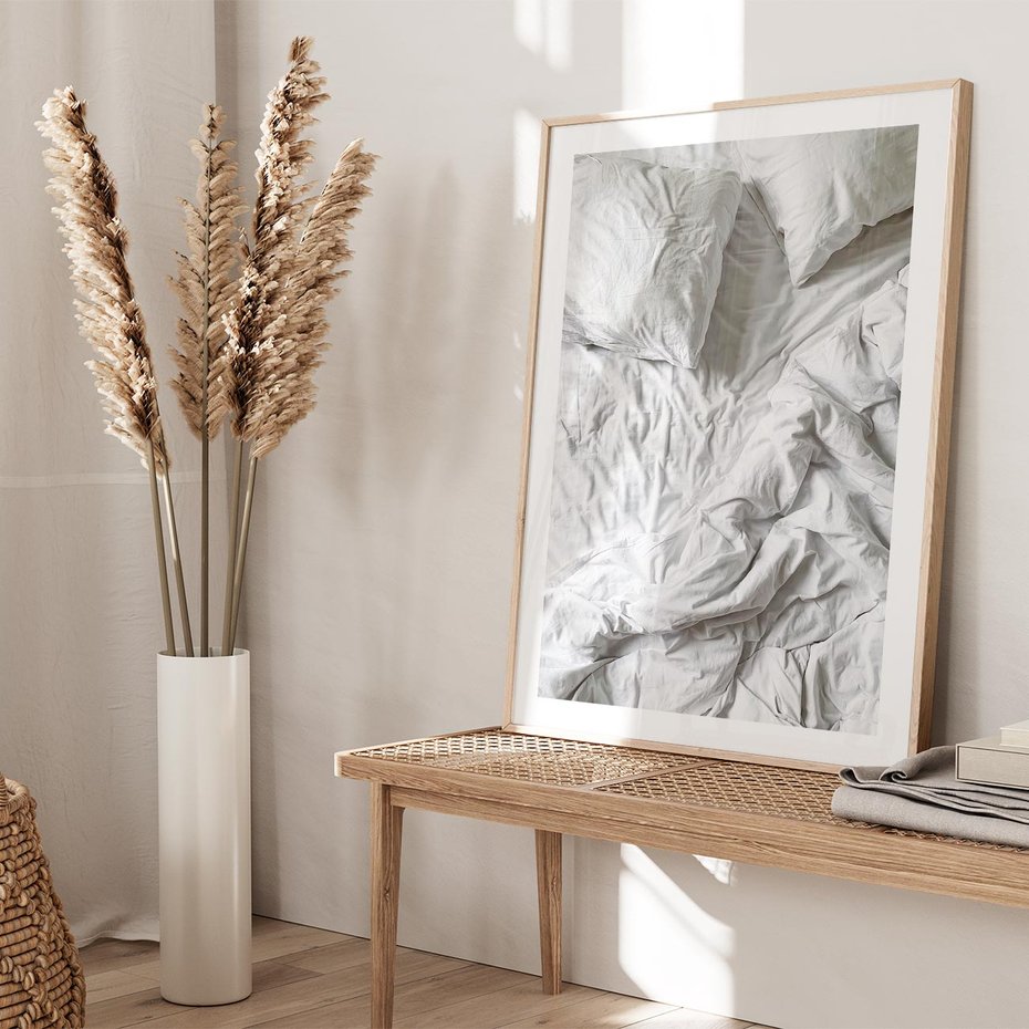 Plakat w ramie 30x40 - Biała Pościel na Łóżku - biała pościel, łóżko - rama drewno