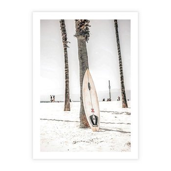 Plakat bez ramy 50x70 - Plażowy Relaks - deska surfingowa, oparta o palmę