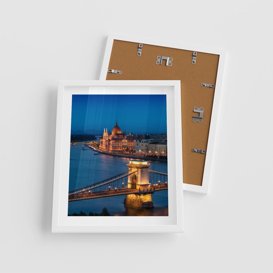 Plakat w ramie 40x50 - Mostowe miasto nocą - miasto, most - rama biała