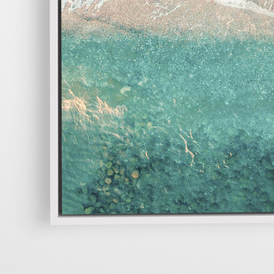 Obraz w ramie 70x100 - Oczy turkusu - fotografia, plaża - rama biała