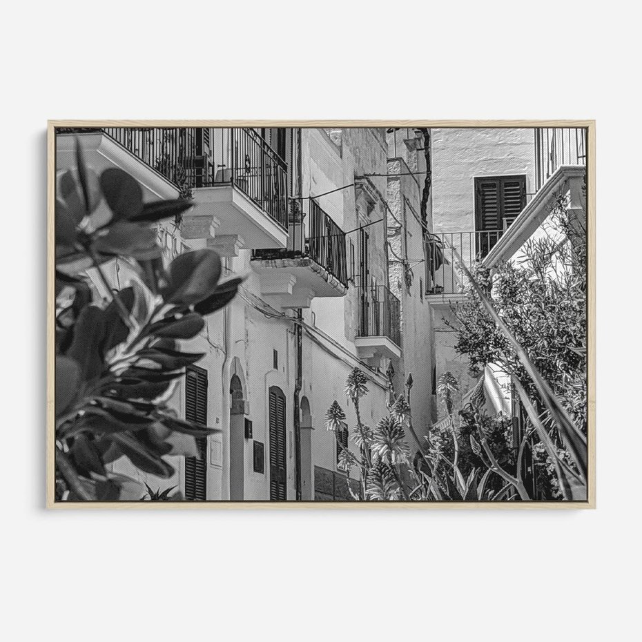 Obraz w ramie 70x50 - Nadmorska Uliczka - czarno białe zdjecie, uliczka w nadmorskim mieście - rama drewno