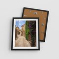 Plakat w ramie 40x50 - Uliczka pełna perspektywy i tajemnicy - uliczka, perspektywa - rama czarna