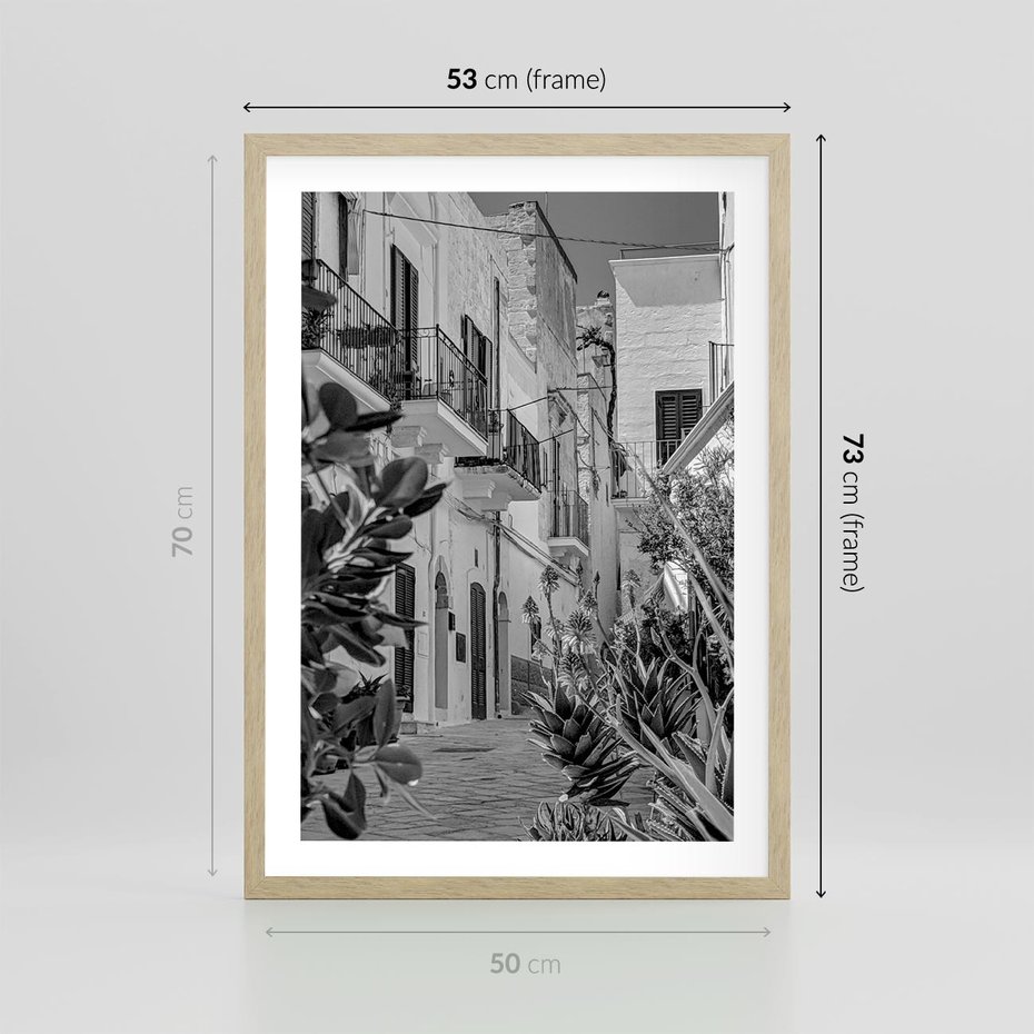 Plakat w ramie 50x70 - Nadmorska Uliczka - czarno białe zdjecie, uliczka w nadmorskim mieście - rama drewno