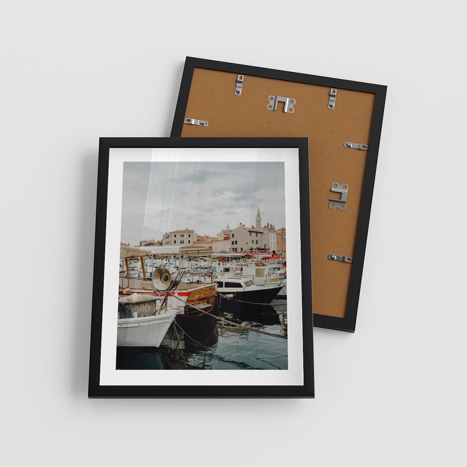 Plakat w ramie 40x50 - Malowniczy Krajobraz Morski - morze, łódki - rama czarna