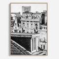 Obraz w ramie 70x100 - Miasto w Retro Odsłonie - fotografia czarno biała, ujęcie na dachy wielkiego miasta - rama drewno