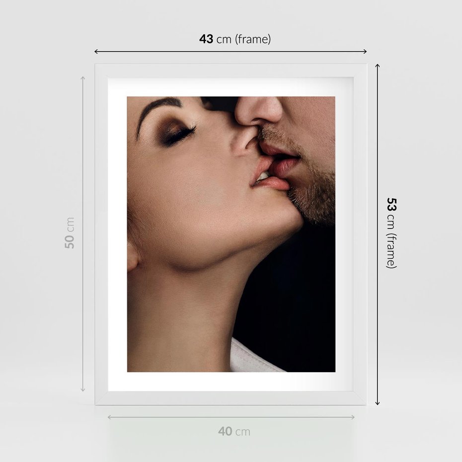 Plakat w ramie 40x50 - Miłosne Uczucia - kobieta, pocałunek - rama biała
