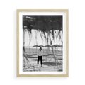 Plakat w ramie 50x70 - Wakacyjny Spacer - czarno białe zdjecie, plaża - rama drewno