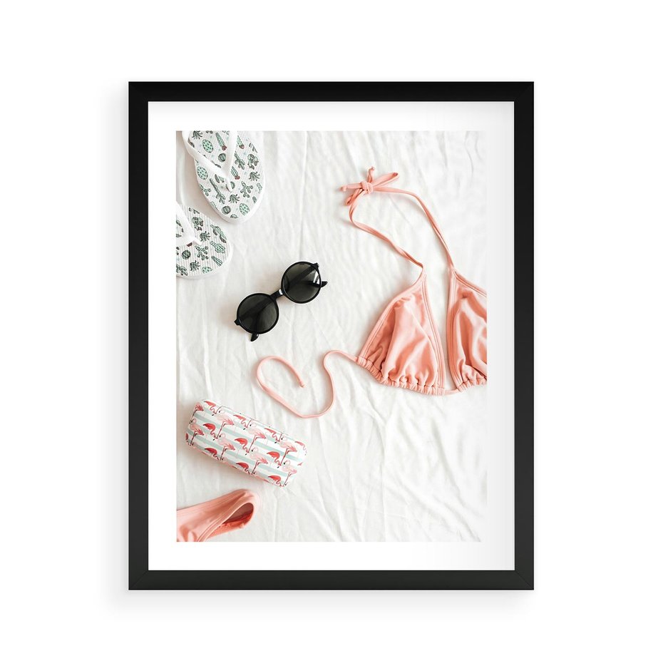 Plakat w ramie 40x50 - Letnia Elegancja na Plaży - kompozycja, elementy stroju na plażę - rama czarna