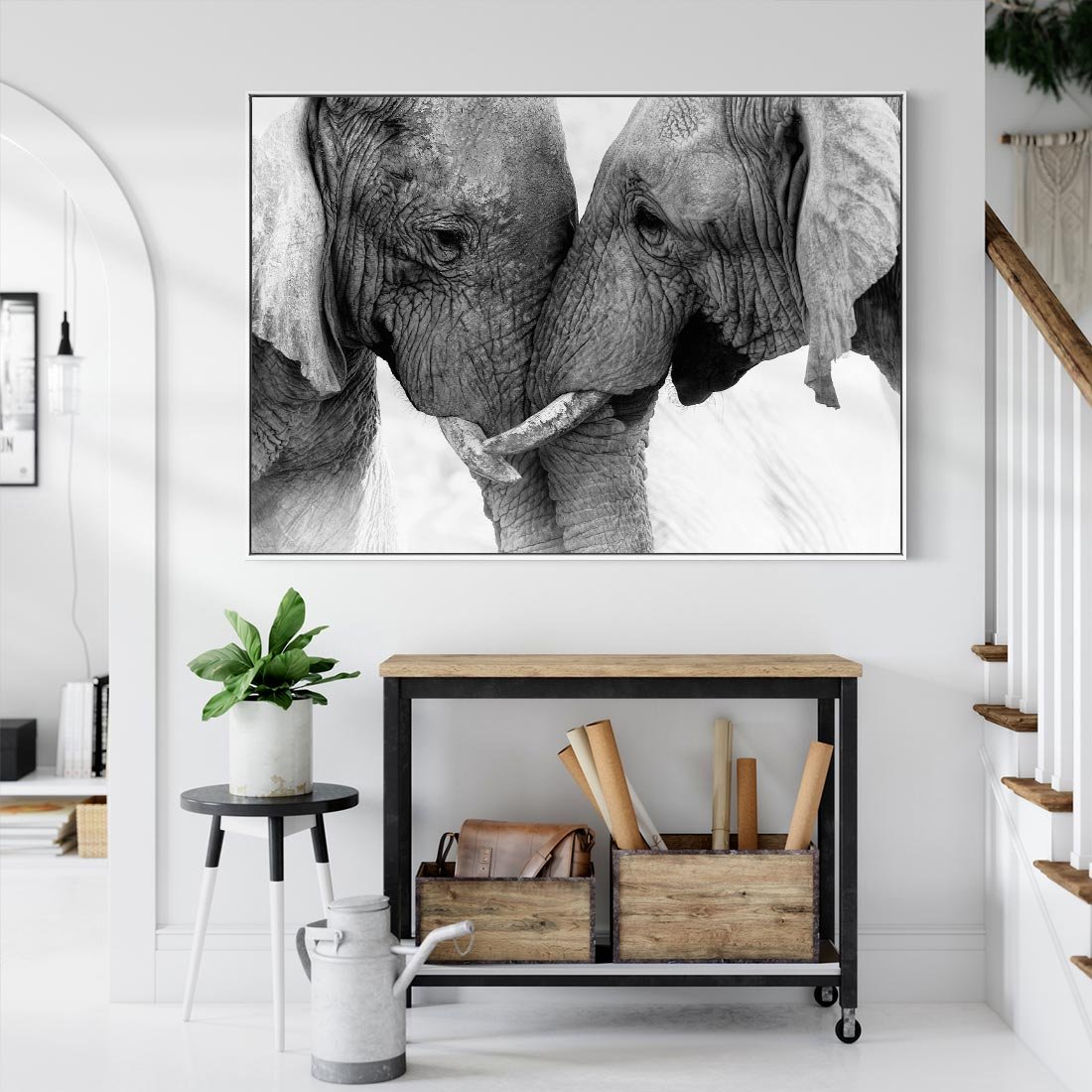 Obraz w ramie 120x80 - Spotkanie Mądrości - fotografia czarno biała, dwa słonie - rama biała