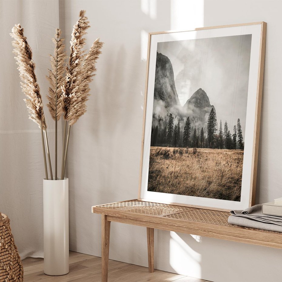 Plakat w ramie 30x40 - Mglisty Pejzaż Górski: Urok Niewidzialnośc - góry, krajobraz - rama drewno