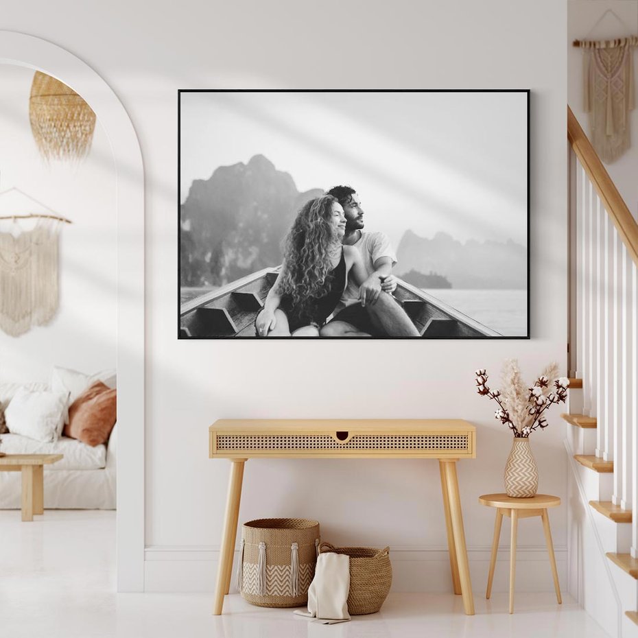 Obraz w ramie 100x70 - Księga mglistych marzeń - czarno biała fotografia, para zakochanych w łodzi - rama czarna