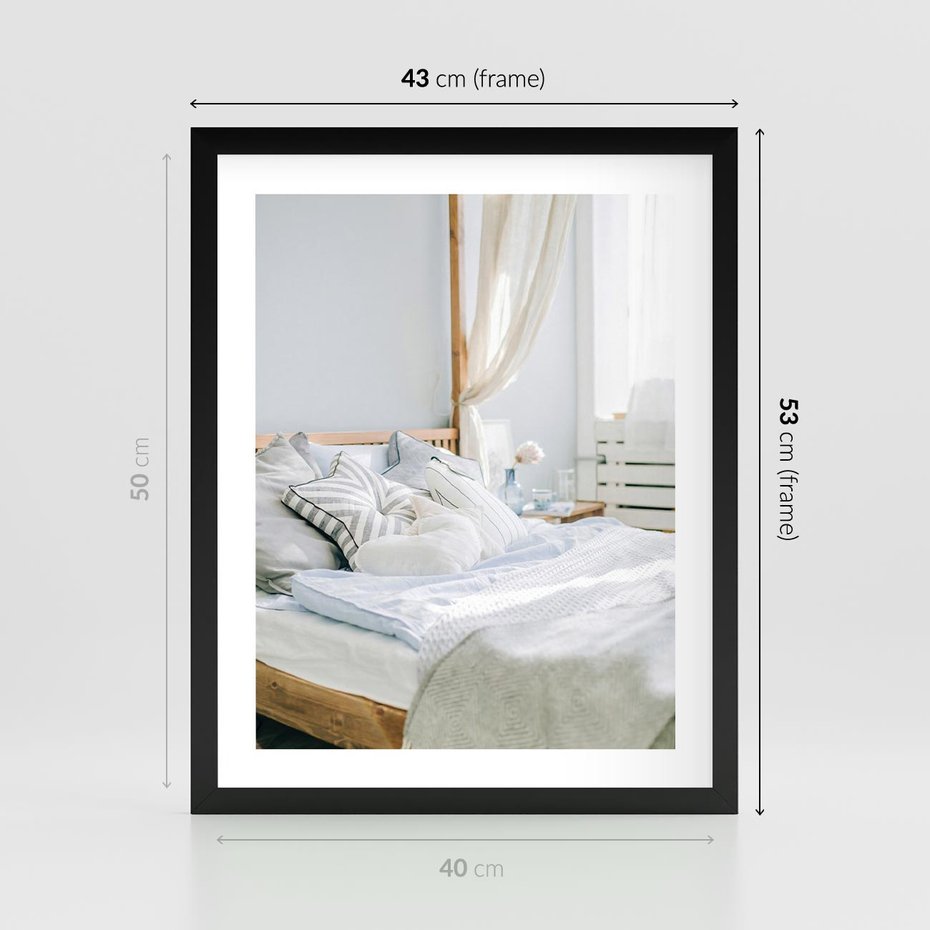 Plakat w ramie 40x50 - Relaks w Sypialni: Jasne Kolory - zdjęcie sypialni, łóżko - rama czarna