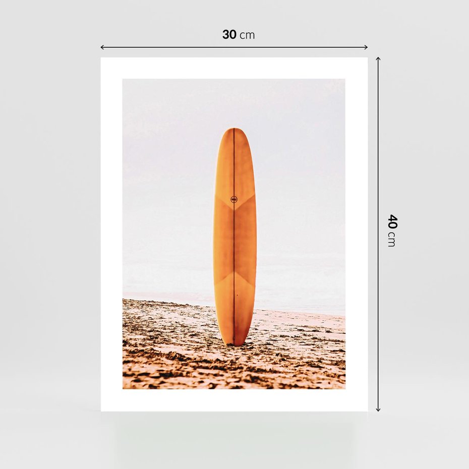 Plakat bez ramy 30x40 - Deska w Piasku: Gotowa na Fale - plaża, pomarańczowa deska surfingowa wbita w piasek