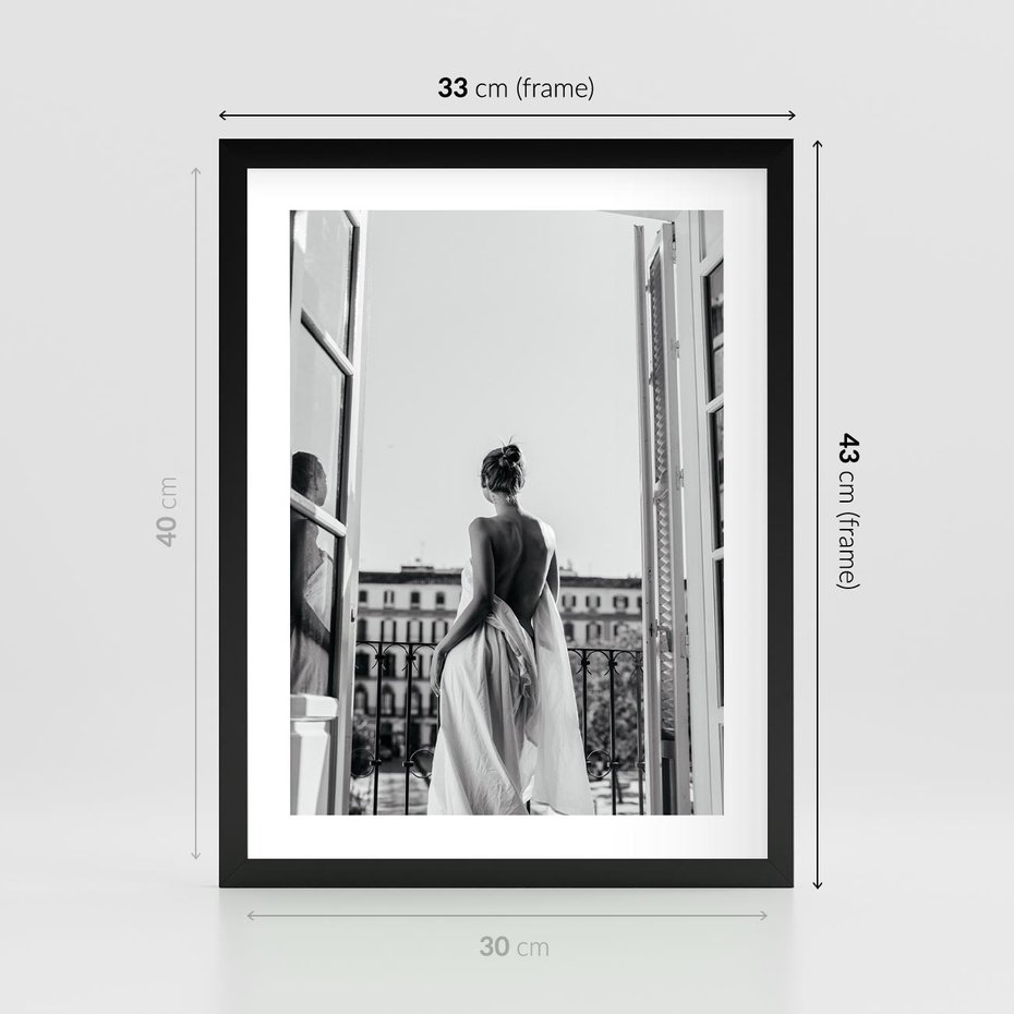 Plakat w ramie 30x40 - Poranki w Paryżu - czarno białe zdjęcie, kobieta w prześcieradle na balkonie - rama czarna