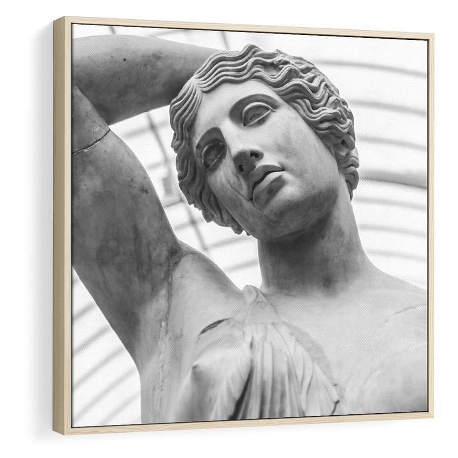 Obraz w ramie 50x50 - Zaklęta w Kamieniu - antyczna rzeźba kobiety na fotografii, czarno biała - rama drewno