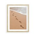 Plakat w ramie 40x50 - Ślady Stóp na Plaży: Spacer nad Morzem - plaża, ślady stóp na piasku - rama drewno