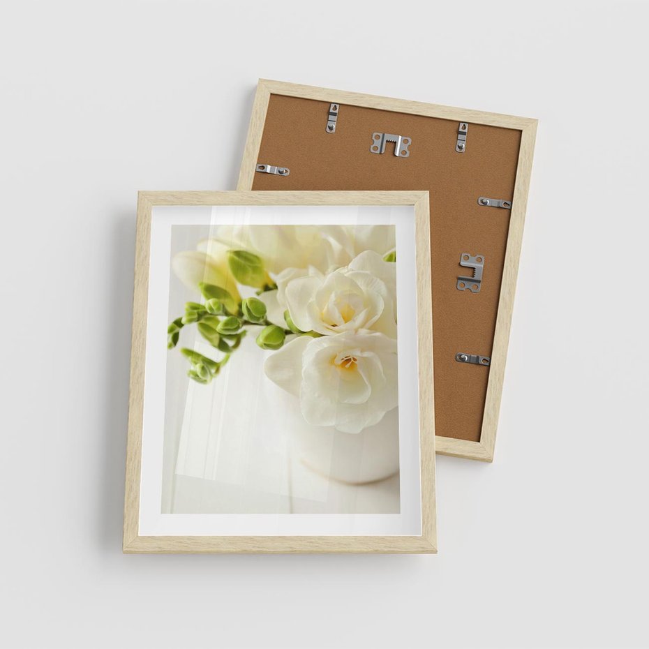 Plakat w ramie 40x50 - Subtelność białych frezji - frezja, białe - rama drewno