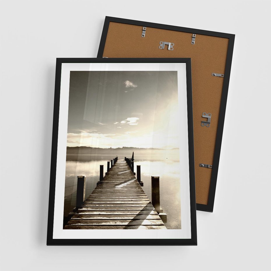 Plakat w ramie 50x70 - Mglisty poranek na pomostcie - pomost, mgła - rama czarna