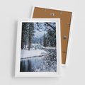 Plakat w ramie 50x70 - Śnieżne cuda - zima, las - rama biała