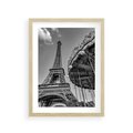 Plakat w ramie 30x40 - Zabawa w Paryżu - czarno białe zdjecie, wieża eiffla - rama drewno