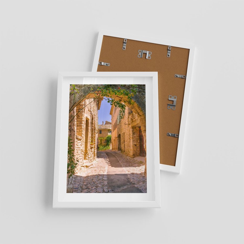 Plakat w ramie 30x40 - Malownicza uliczka w perspektywie - uliczka, perspektywa - rama biała