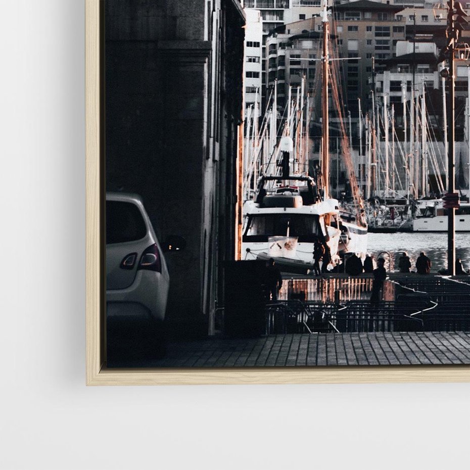 Obraz w ramie 80x80 - Światło Portowe - czarno białe zdjecie, uliczka w nadmorskim mieście - rama drewno