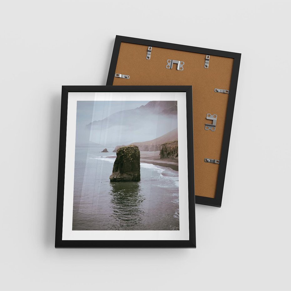 Plakat w ramie 40x50 - Północna Dzikość: Skaliste Klify nad Morzem - skały, klify - rama czarna