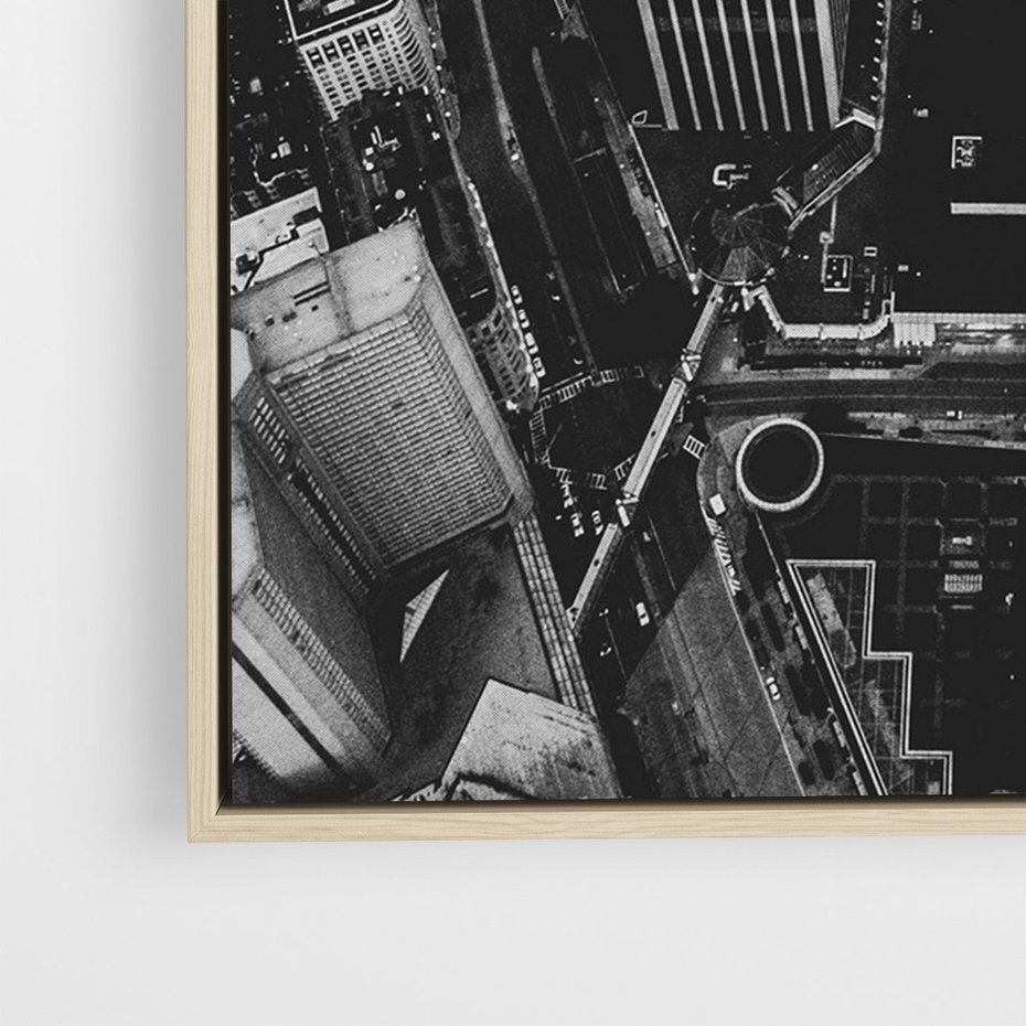 Obraz w ramie 70x100 - Kontrastujące miasto - miasto, biało - rama drewno