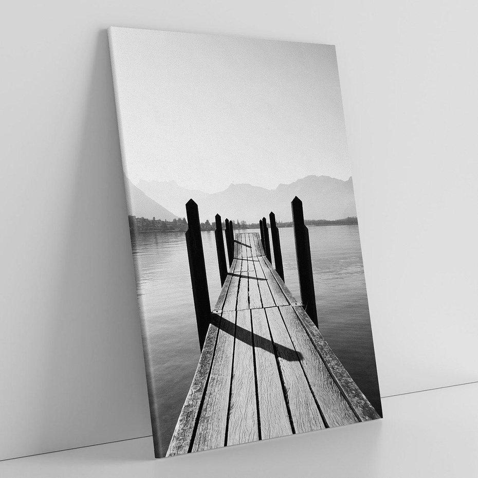 Obraz na płótnie 50x70 - Spokojna Przystań - czarno biała fotografia, drewniany pomost na jeziorze