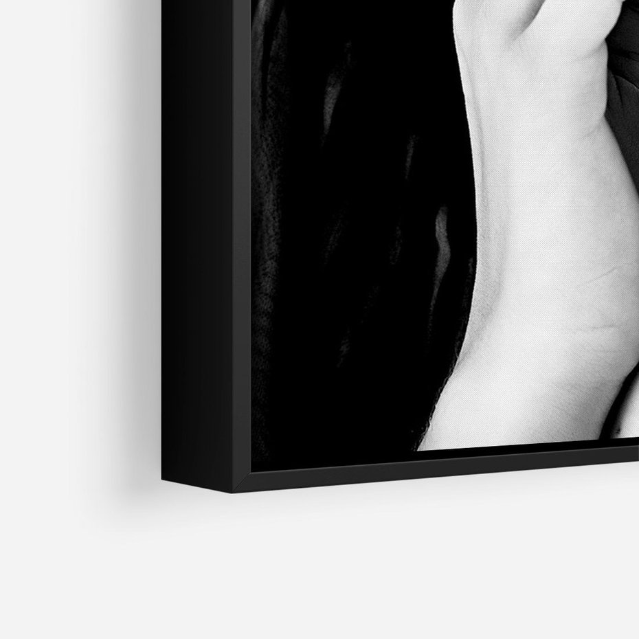 Obraz w ramie 50x70 - Czarna Elegancja - fotografia czarno biała, zbliżenie portret kobiety w czerni - rama czarna