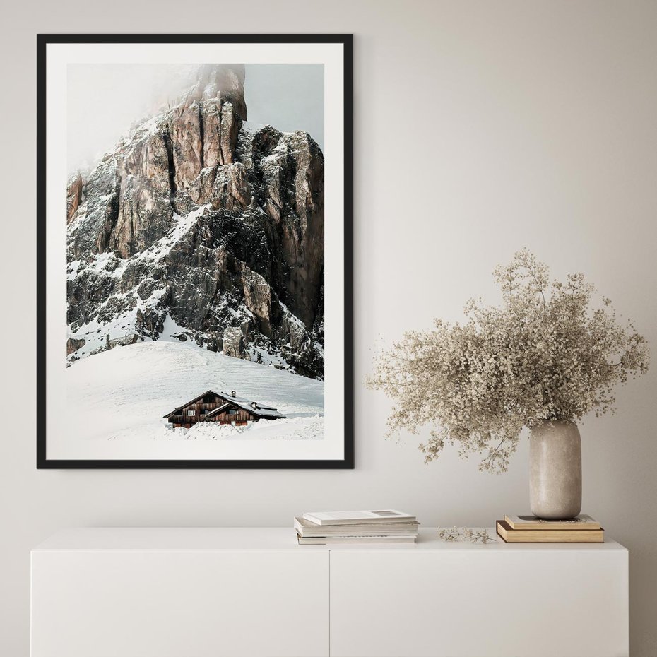 Plakat w ramie 40x50 - Górski Raj z Chatką - górskie szczyty, ośnieżone góry - rama czarna